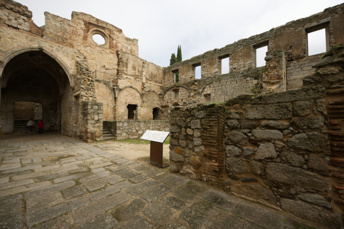 Entrada a la sala capitular desde el claustro del monasterio de Valdeiglesias